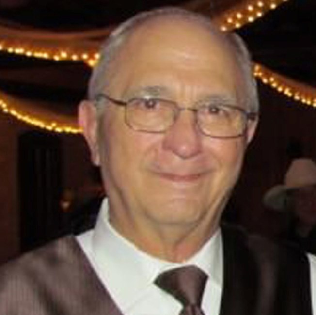 Obituario de E. Lyle Ashley