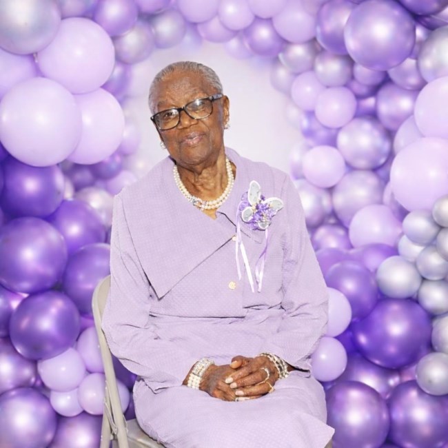 Obituary of Ezzie Lena Holt