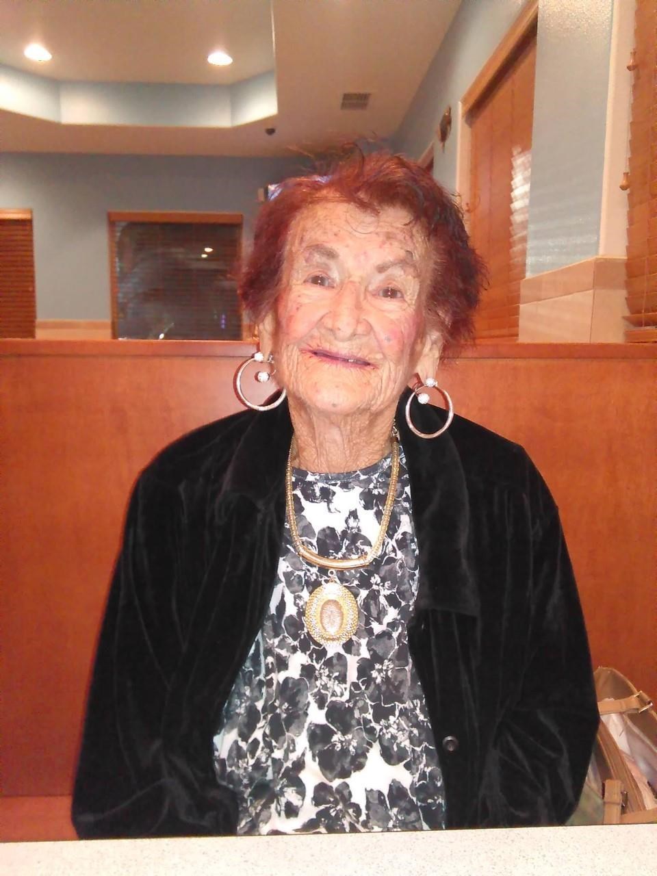 Obituary of Elodia Gonzalez De Los Santos