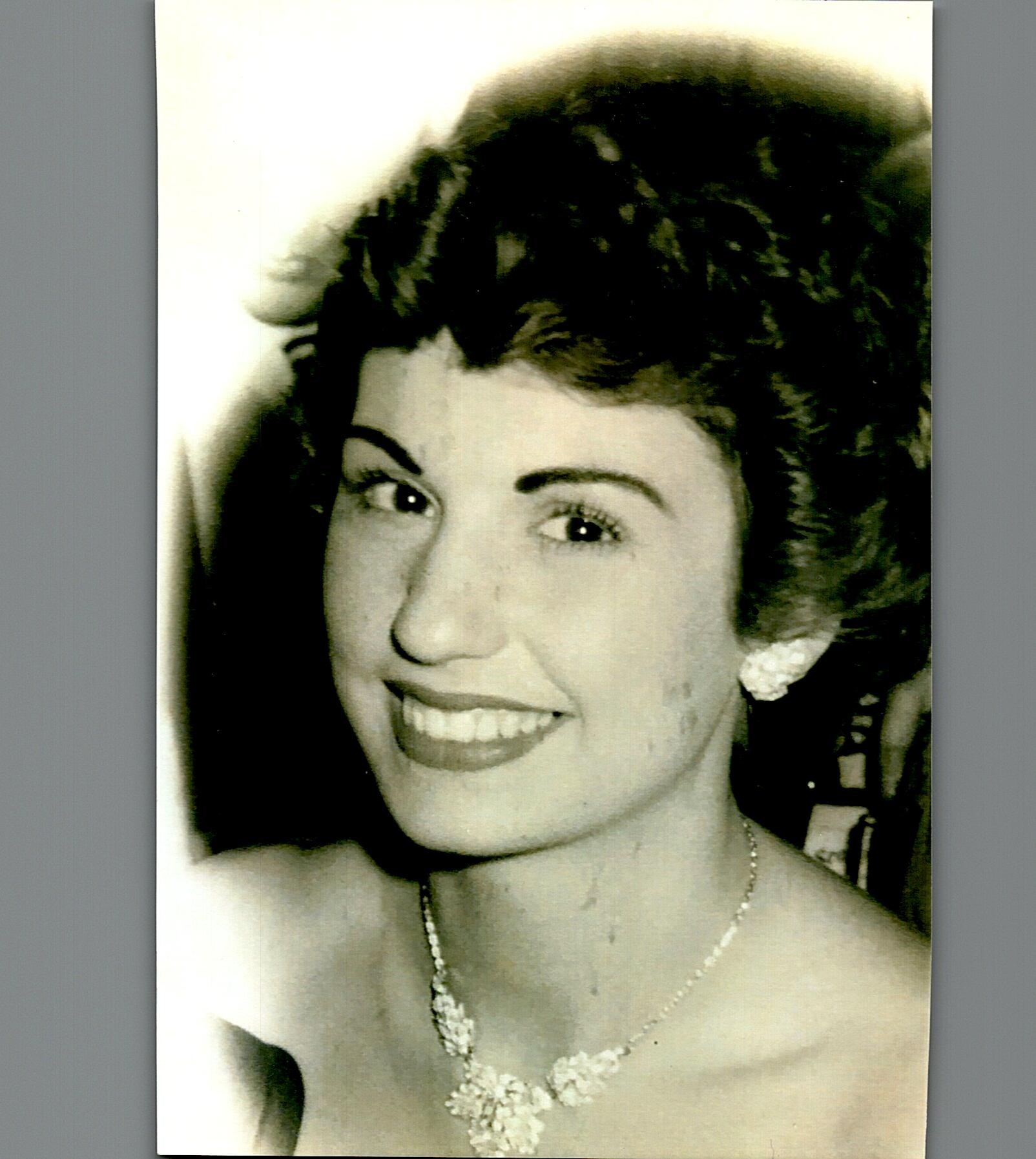 Obituario de Bernadine Dorothy McKallip