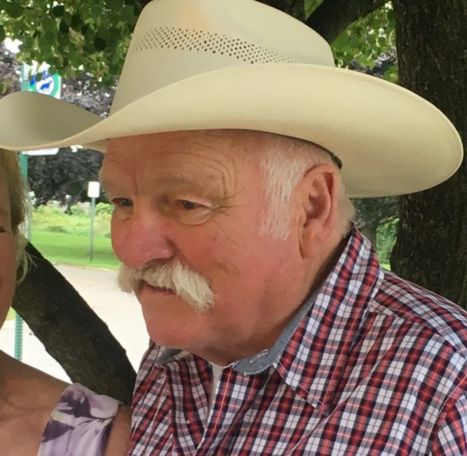 Obituary of Frank D Russell