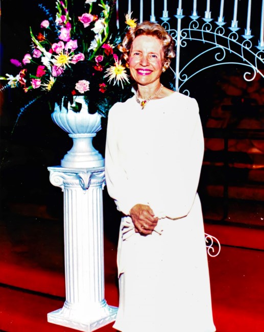 Obituary of Julianne Johnston Davis Henrie